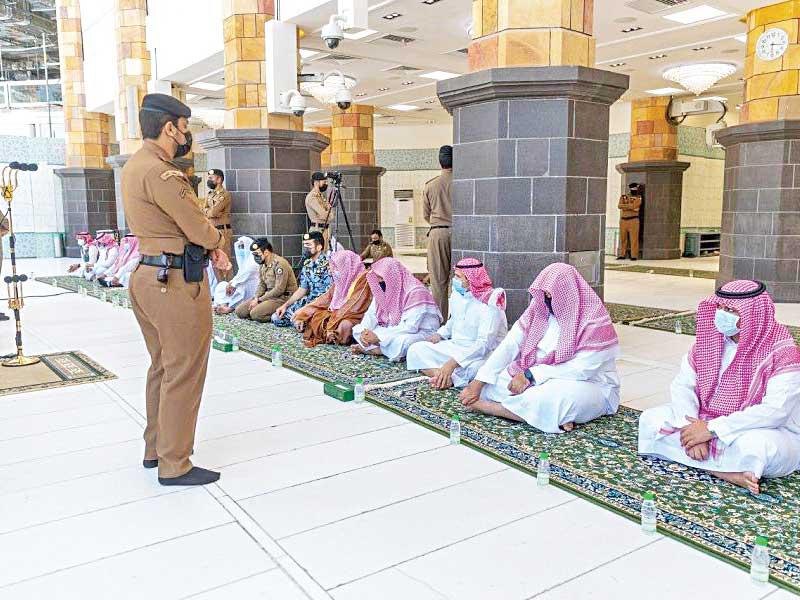 مصلون يستمعون لخطيب الجمعة الشيخ سعود الشريم بالمسجد الحرام في مكة أمس (واس)