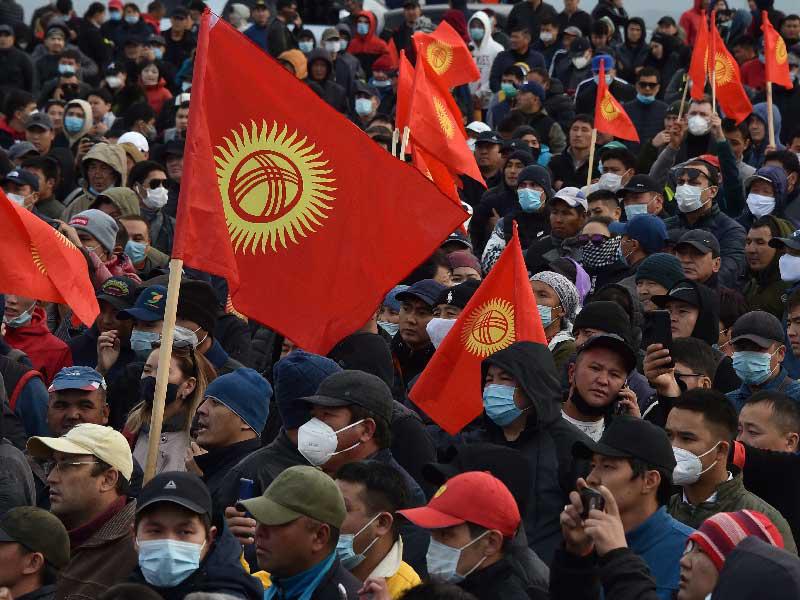 أنصار رئيس قرغيزستان السابق ألماظبك أتامباييف يحضرون مسيرة في بيشكيك