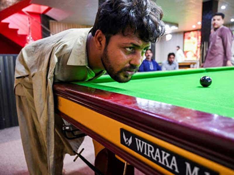 لاعب بلياردو باكستاني مبتور الذراعين محمد إكرام