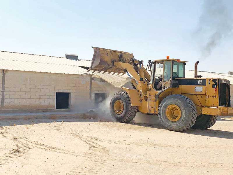 جانب من حملة البلدية قبل أيام لإزالة معوقات «جنوب سعد العبدالله»