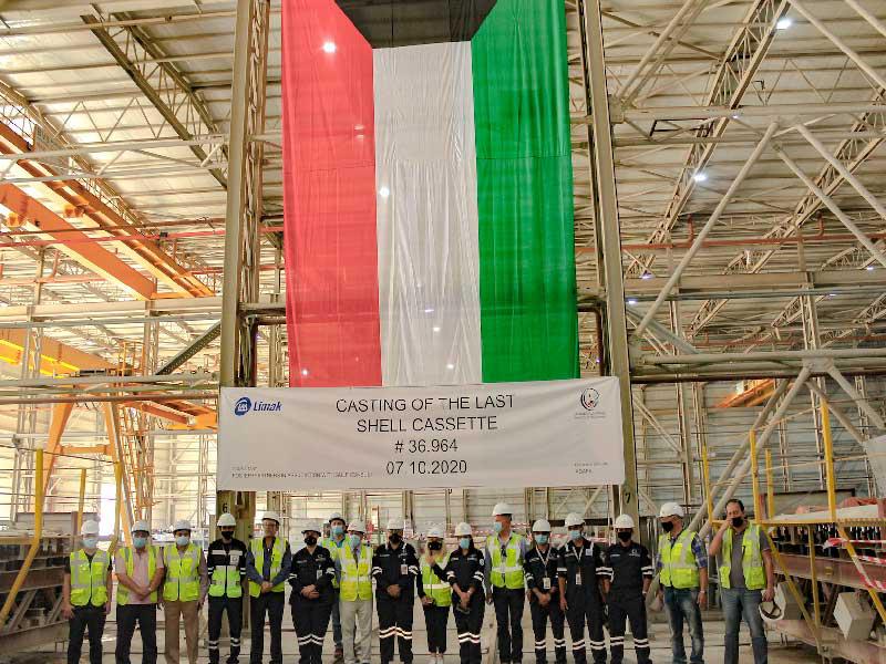 فريق «ليماك» واحتفال بإنجاز القطعة الأخيرة لسقف المبنى