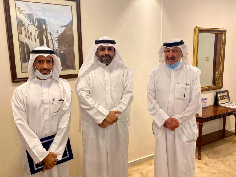 وزير الإعلام وزير الدولة لشؤون الشباب محمد الجبري يتوسط رئيس مجلس إدارة جمعية مشرف التعاونية علي الفهد برفقة المدير العام عادل السريع 