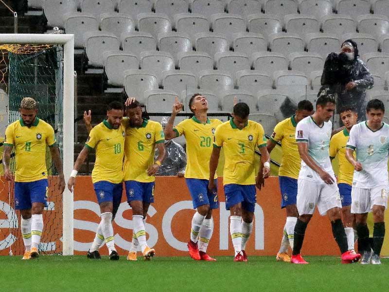 فرحة لاعبي المنتخب البرازيلي بعد احراز الهدف الثاني