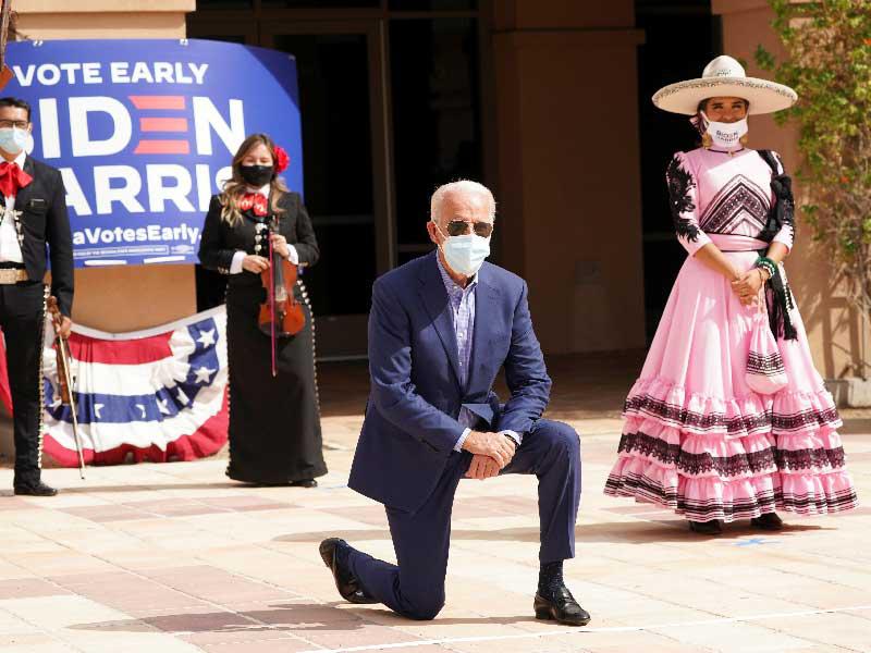 بايدن يركع على ركبته تعبيراً عن تضامنه مع المتظاهرين ضد العنصرية خلال زيارته إلى لاس فيغاس أمس الأول (رويترز)