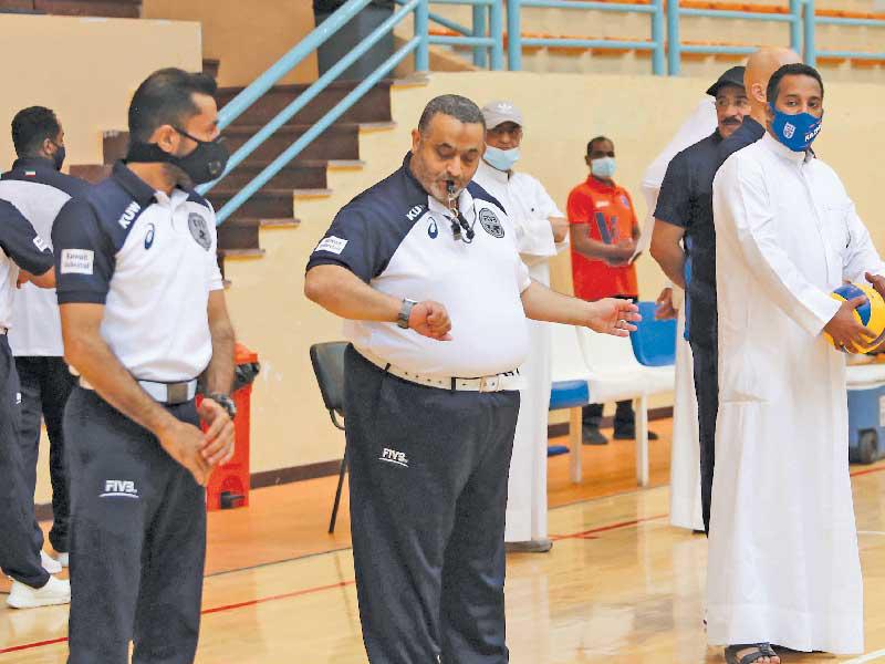 حكم المباراة يعلن فوز نادي كاظمة      (تصوير جورج رجي)