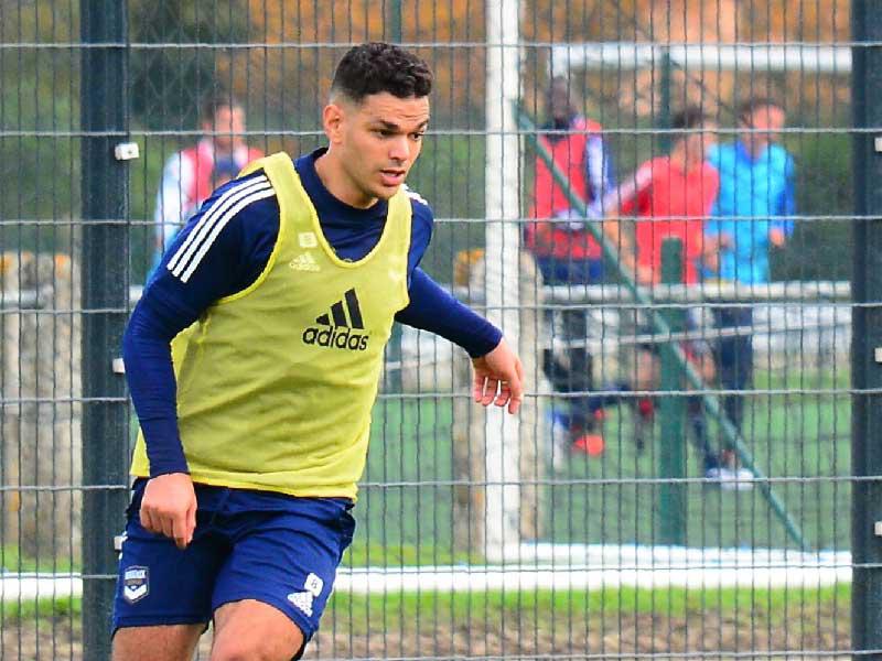 حاتم بن عرفة لاعب نادي بوردو الفرنسي لكرة القدم