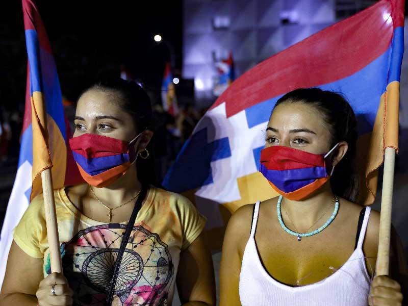 لبنانيتان أرمنيتان تتظاهران دعماً لكاراباخ في بيروت مساء أمس الأول          (أ ف ب)