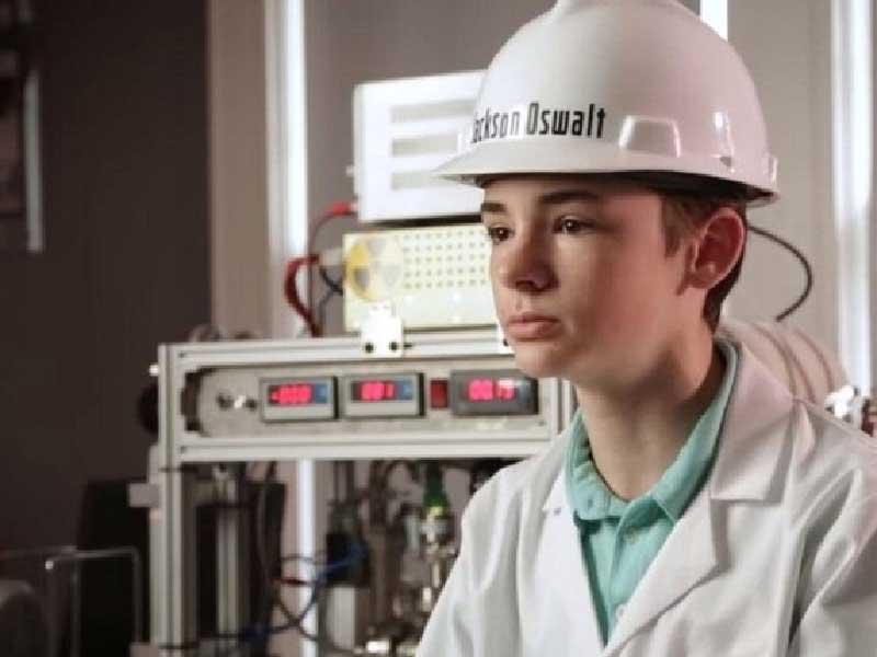  جاكسون يصمم مفاعله النووي الخاص