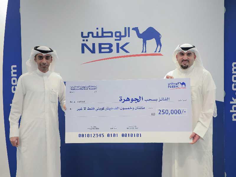 الفائز يتسلم جائزته