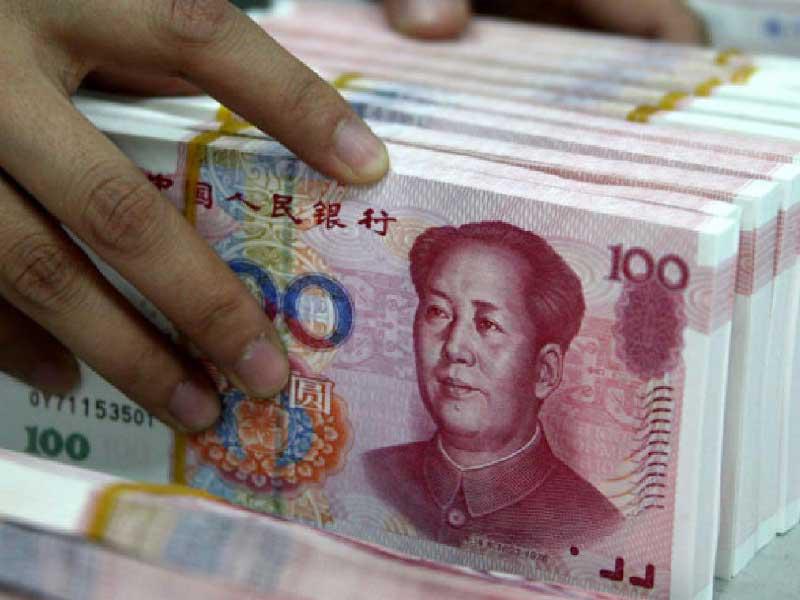 اليوان يسجل أعلى صعود يومي أمام الدولار في 15 عاماً