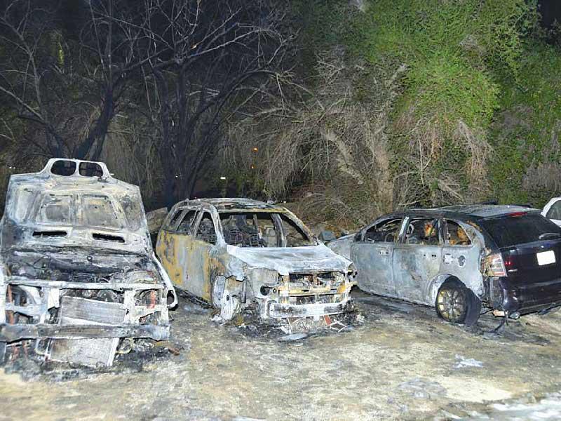 المركبات الثلاث بعد الحريق 