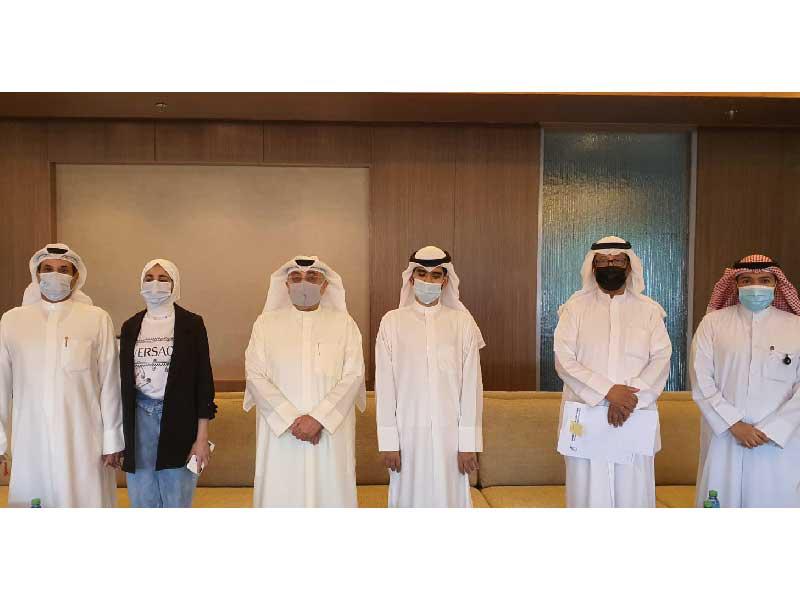  وكيل الوزارة بالانابة فيصل المقصيد وأمين سر الجمعية الكويتية لمتابعة قضايا المعاقين علي الثويني مع الطلبة المكفوفين أمس