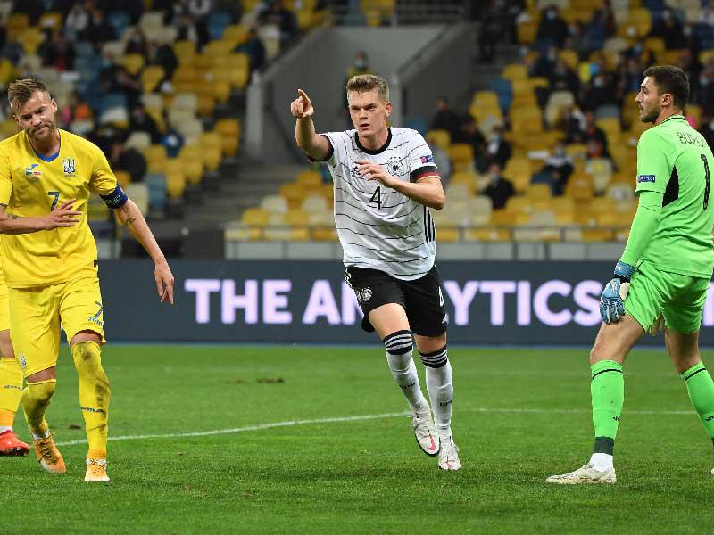 غينتر نجم منتخب المانيا يحتفل بهدفه في مرمى أوكرانيا