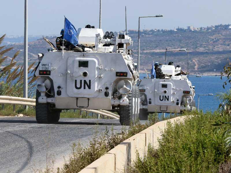 دورية لـ «يونيفيل» في بلدة الناقورة قرب الحدود اللبنانية - الإسرائيلية أمس t(أ ف ب)