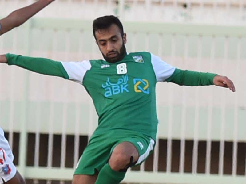  لاعب الفريق الأول لكرة القدم بالنادي العربي أحمد يونس