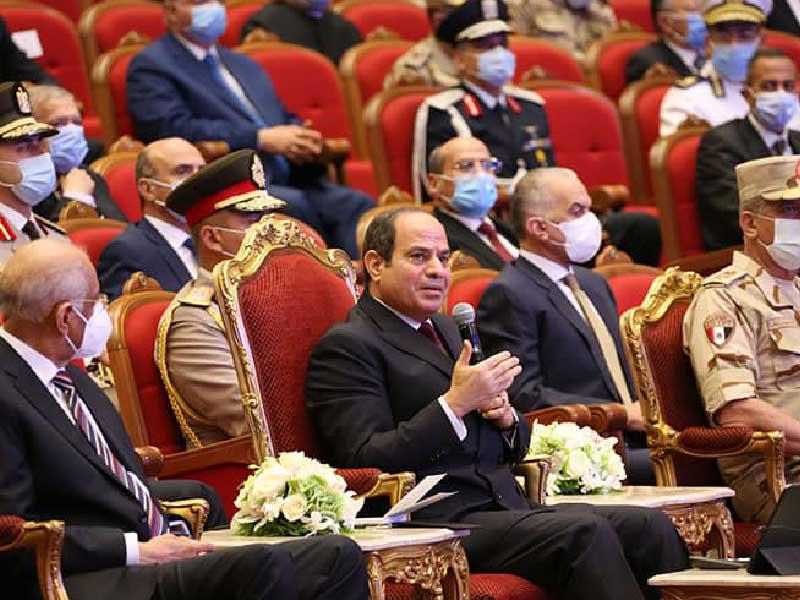 الرئيس المصري عبدالفتاح السيسي متحدثاً خلال الندوة التثقيفية للقوات المسلحة في القاهرة أمس (رئاسة الجمهورية)