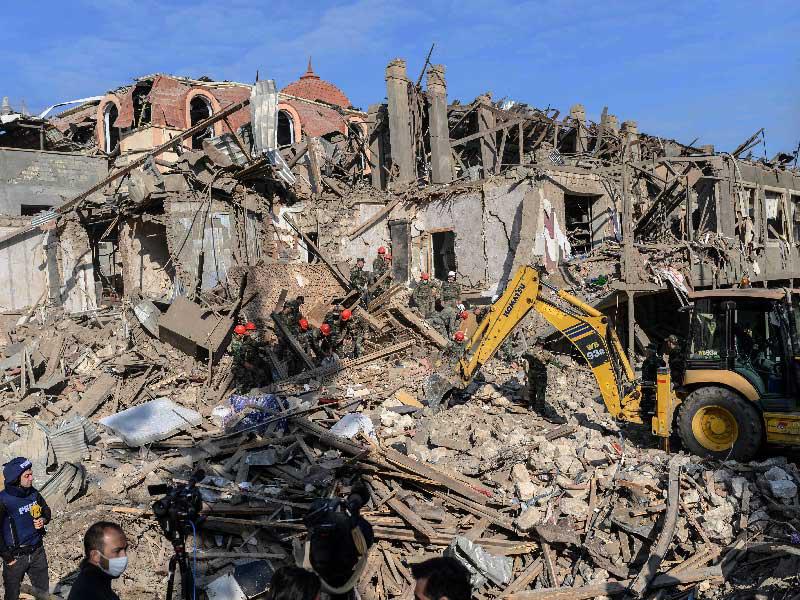 عمال إنقاذ يبحثون عن ناجين بين أنقاض منازل في كنجة الأذرية تعرّضت لقصف أرمني أمس (ا ف ب)