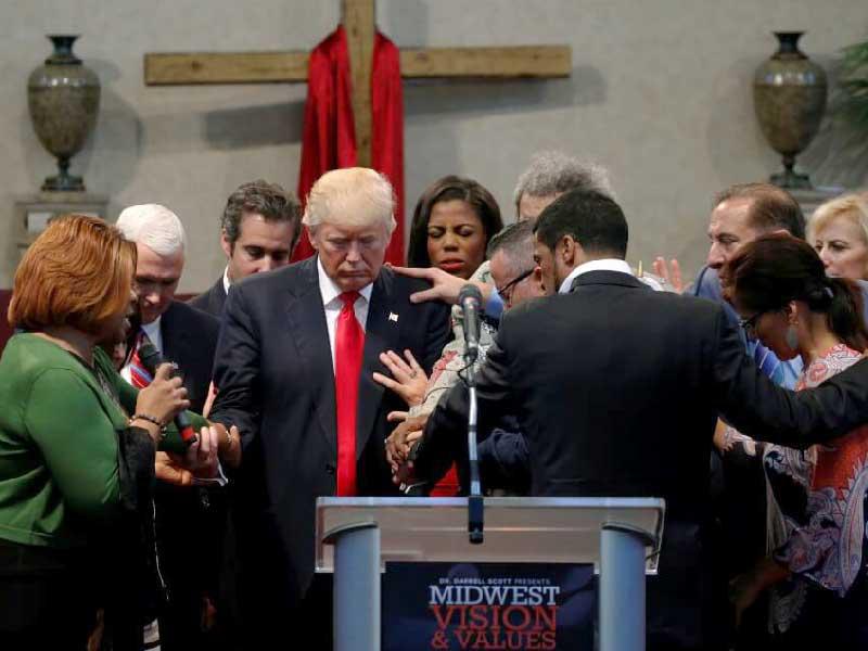 الرئيس الأميركي دونالد ترامب خلال مراسم دينية مع إنجيليين 