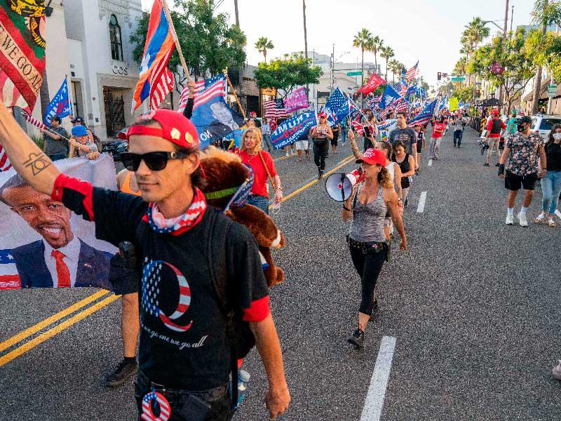 احتجاجات متعارضة من قبل جماعات يسارية ويمينية في فناء متحف دنفر للفنون وسط مدينة دنفر الأميركية