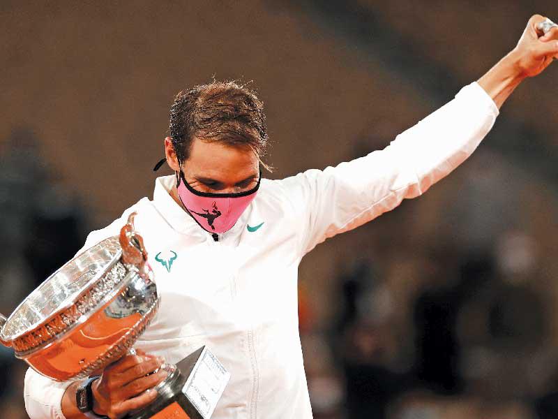  لاعب التنس الإسباني رافاييل نادال يحتفل بعد الفوز على ديوكوفيتش