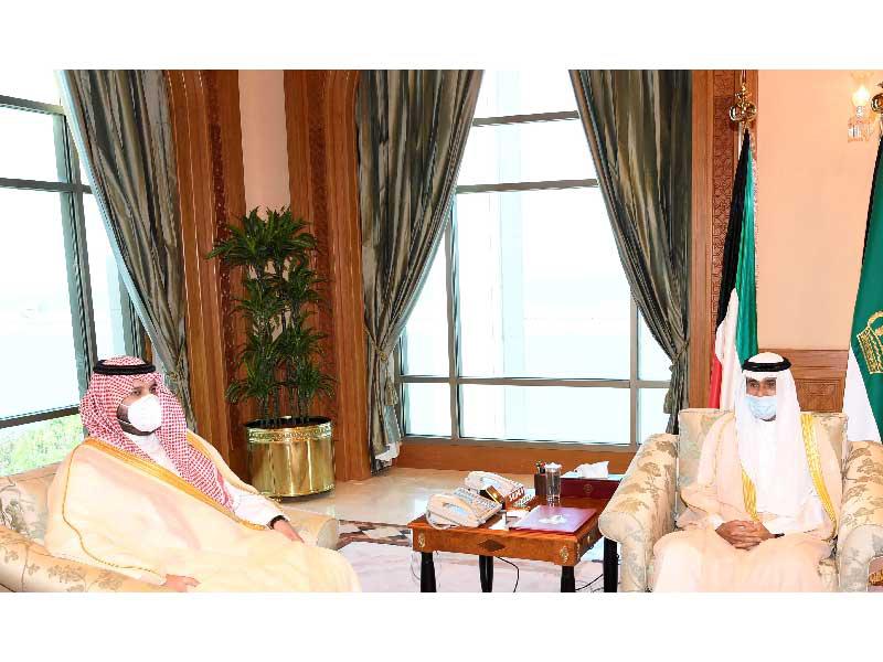 صاحب السمو أمير البلاد الشيخ نواف الأحمد مستقبلاً وزير الدولة عضو مجلس الوزراء بالمملكة العربية السعودية الأمير تركي بن محمد بن فهد أمس