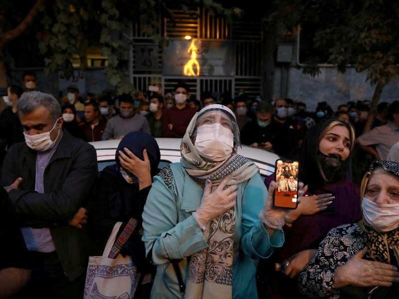 إيرانيون يتجمعون قبل أيام خارج المستشفى الذي توفي فيه المغني الفارسي الأسطوري محمد رضا شجاريان بطهران  (رويترز)