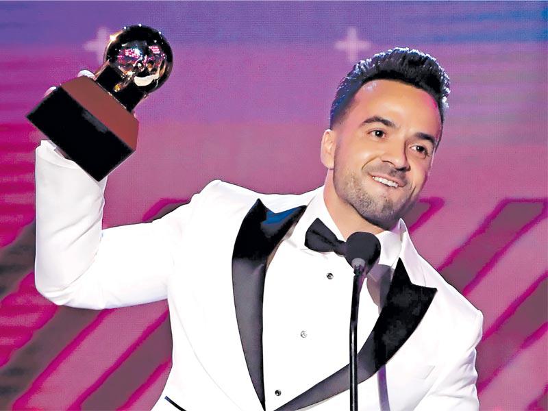 المغني الإسباني ​لويس فونسي