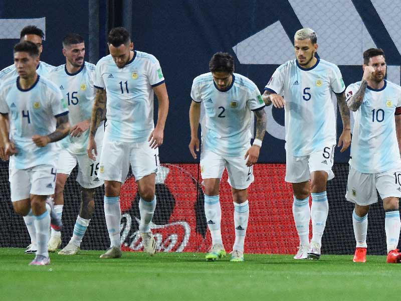 لاعبو المنتخب الأرجنتيني خلال المباراة الماضية