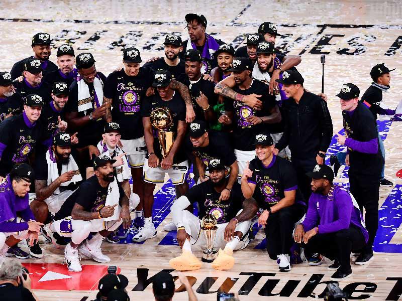 جانب من مراسم تتويج ليكرز