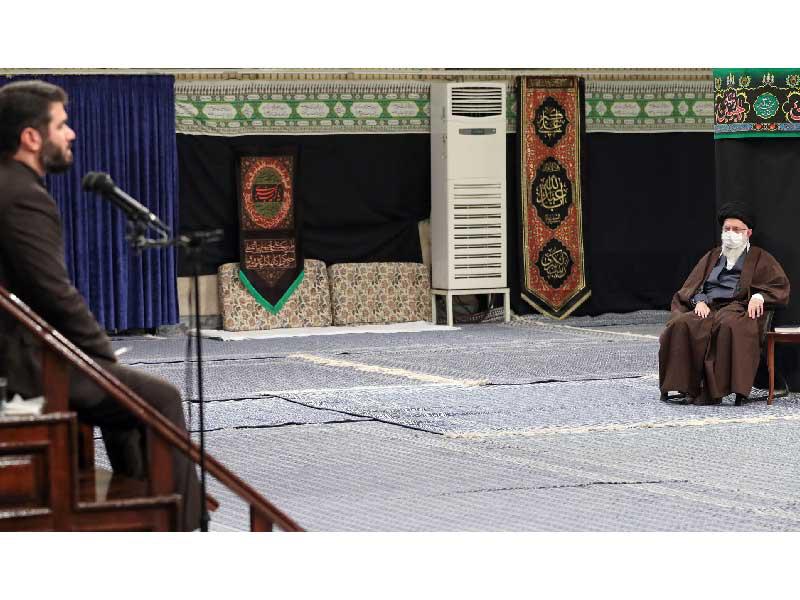 خامنئي وحيداً مع المقرئ خلال مراسم أربعين الحسين قبل أيام في طهران          (أ ف ب)