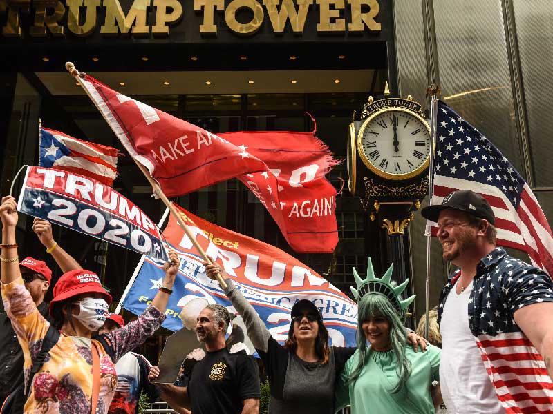 مسيرة مؤيدة لترامب قرب برجه في نيويورك أمس الأول ( أ ف ب) 