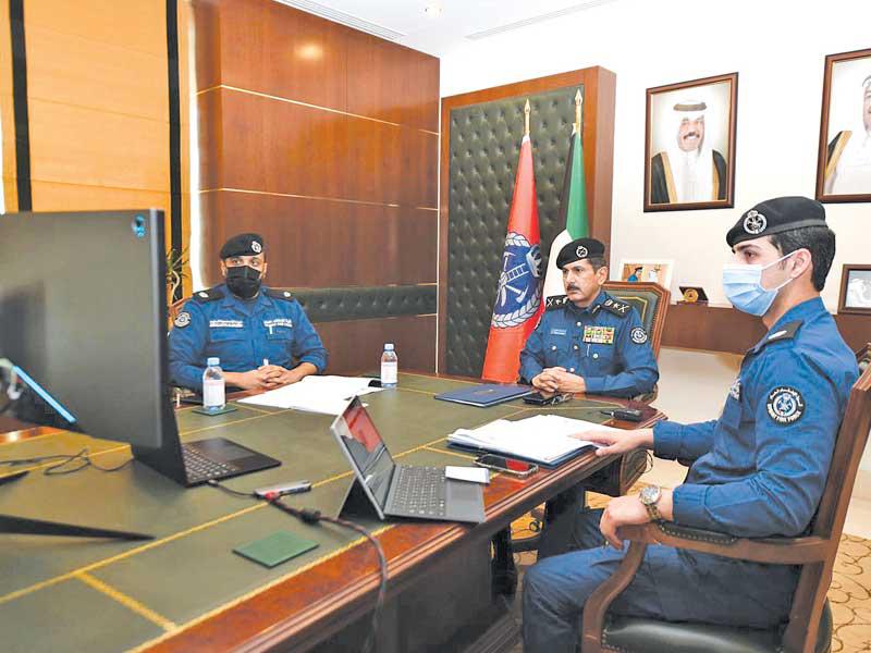  رئيس قوة الإطفاء العام الفريق خالد المكراد مشاركاً بالاجتماع 