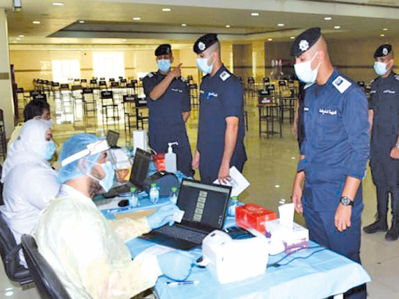 جانب من فحص فيروس كورونا لطلبة أكاديمية سعد العبدالله