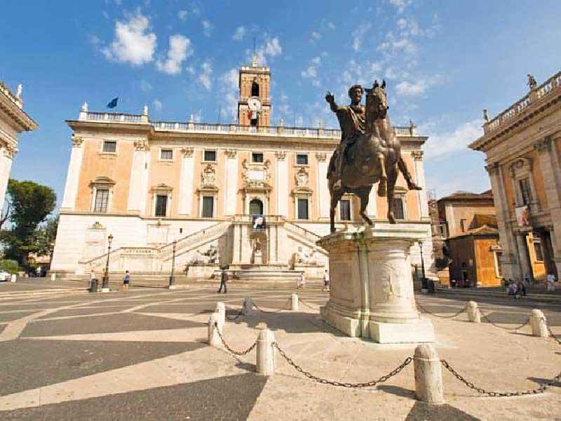 من التماثيل 