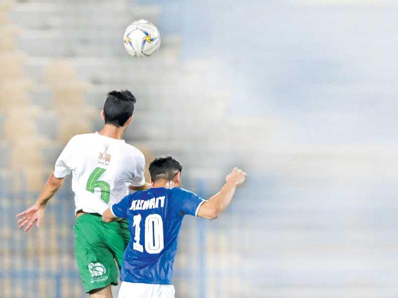  صراع على كرة مشتركة في لقاء الأولمبي والعربي