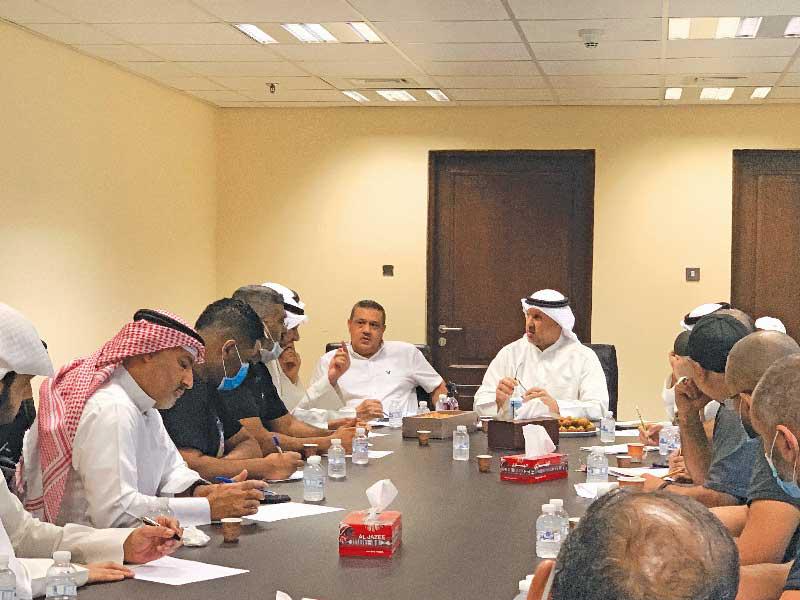 عبدالرحمن الناشي مجتمعا مع ممثلي الأندية