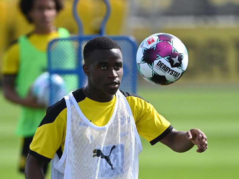 لاعب بوروسيا دورتموند الالماني الواعد يوسف موكوكو