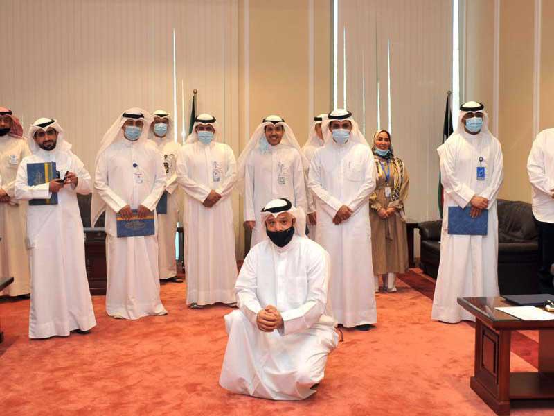 الوكيل المساعد لقطاع شبكات التوزيع الكهربائية في وزارة الكهرباء والماء م. مطلق العتيبي متوسطاً فريق الضبطية القضائية 