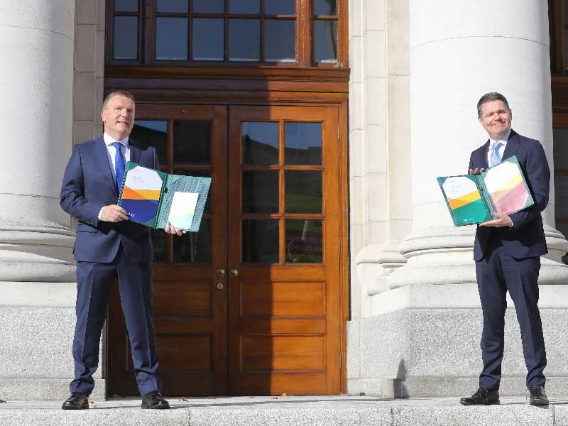 وزير المالية الأيرلندي باسشال دونوهو ومايكل ماكغراث وزير الإنفاق العام