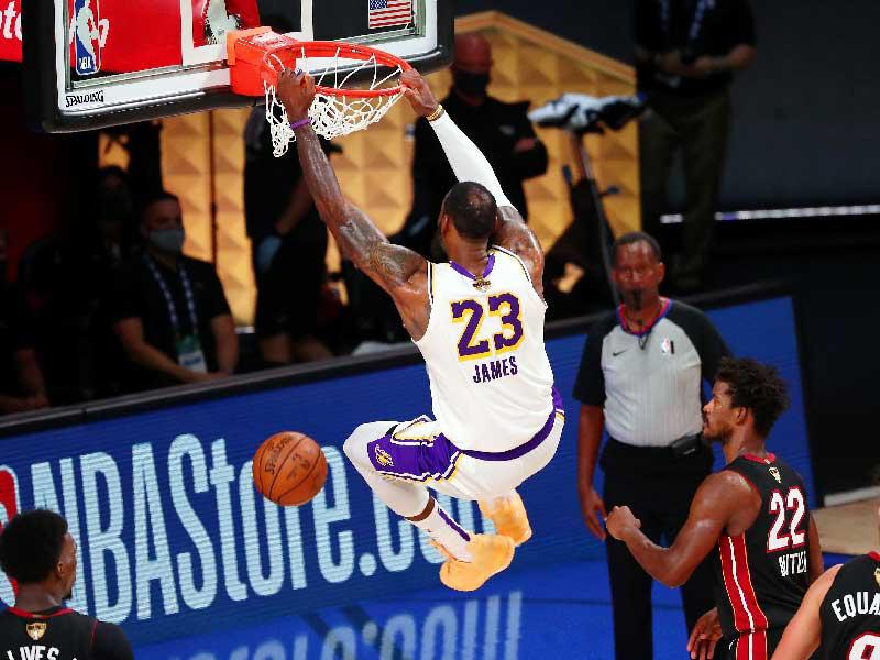 ليبرون جيمس نجم ليكرز