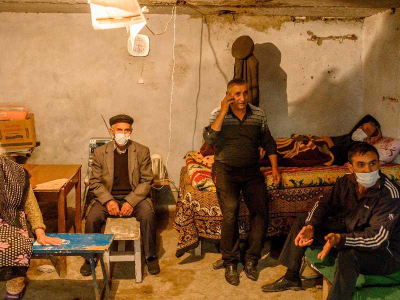 أذربيجانيون يحتمون في ملجأ تحت الأرض من القصف الأرمني في منطقة ترتار مساء أمس الأول               (أ ف ب)