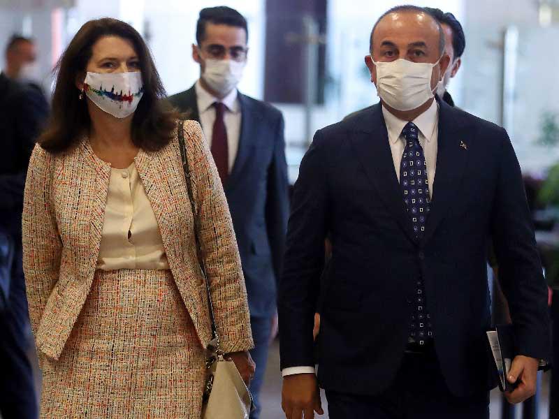 جاويش اوغلو وآن ليند في أنقرة أمس            (أ ف ب) 