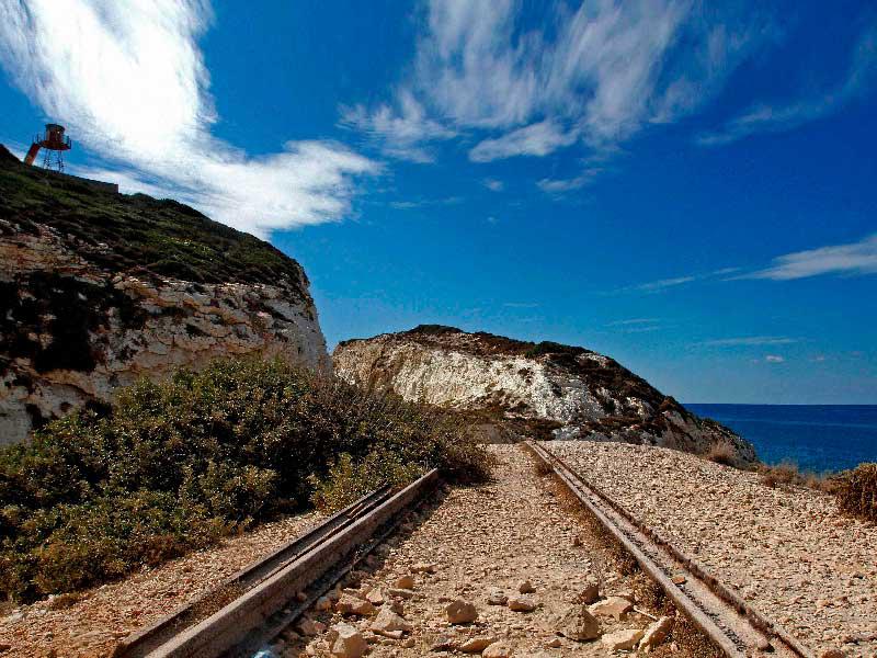 ما تبقى من سكة حديد بيروت- عكا التي بناها البريطانيون وخرجت عن العمل منذ إعلان قيام إسرائيل عام 1948  