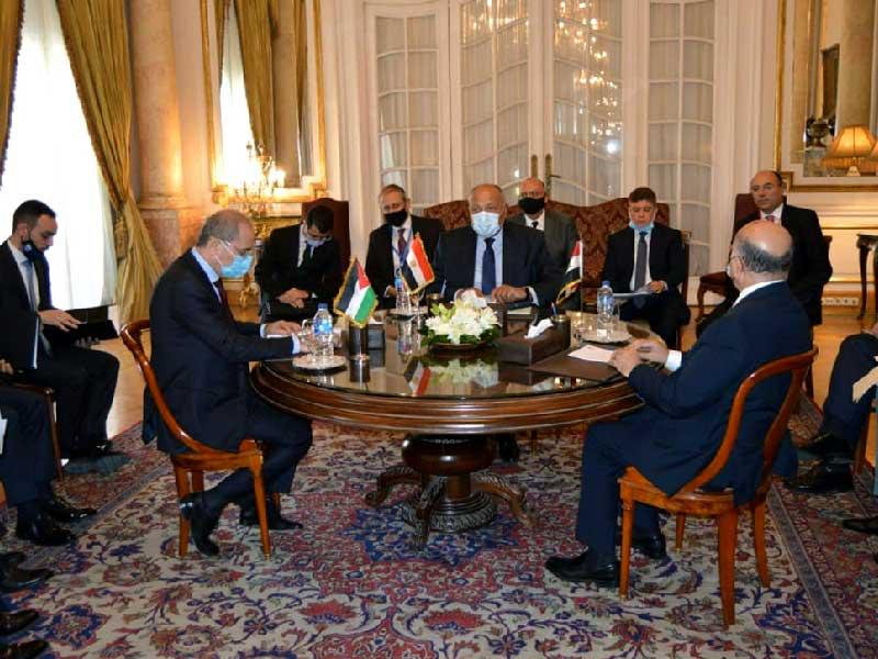 وزير الخارجية المصري سامح شكري ووزير الخارجية الأردني أيمن الصفدي ووزير الخارجية العراقي فؤاد حسين مجتمعين في القاهرة أمس   (أ ف ب)