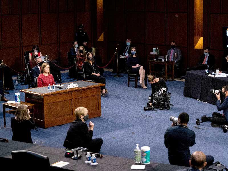  باريت تجيب عن أسئلة مجلس الشيوخ في الكابيتول هيل لليوم الثاني أمس (رويترز) 