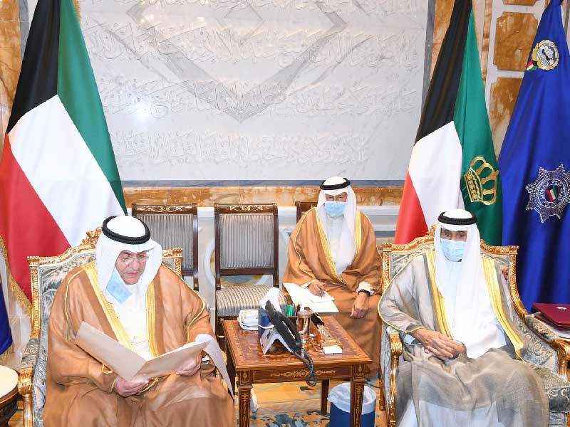 سمو أمير البلاد الشيخ نواف الأحمد خلال استقباله رئيس غرفة تجارة وصناعة الكويت محمد جاسم الصقر وأعضاء غرفة التجارة أمس