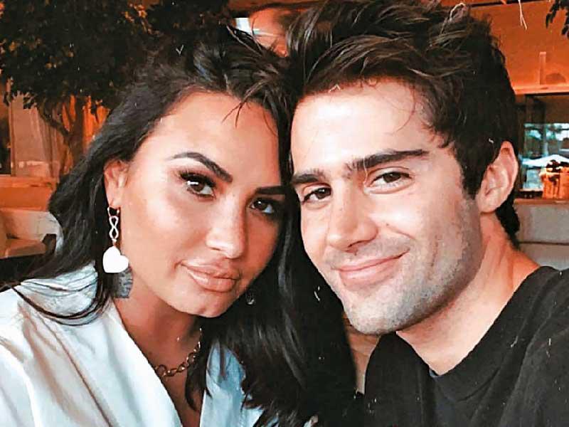 المغنية الأميركية ديمي لوفاتو والممثل ​ماكس إيريك