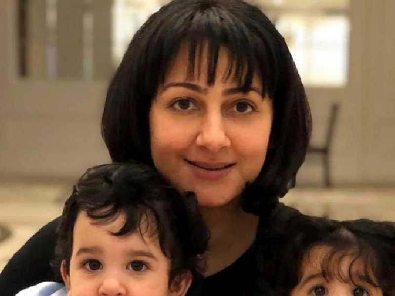 الفنانة البحرينية هيفاء حسين مع ولديها التوأم