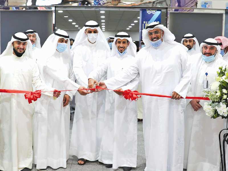 الرشيدي والفهد وأعضاء «مشرف» خلال افتتاح مهرجان التسوق