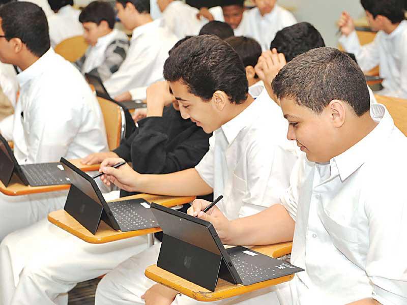 طلبة يتابعون دروساً إلكترونية قبل «كورونا» t(أرشيف)